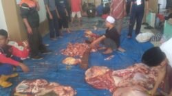 DUA KAMPUNG BERDEKATAN BERSAMA SAMA LAKSANAKAN PEMOTONGAN KURBAN DI HARI RAYA IDUL ADHA
