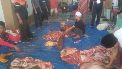 DUA KAMPUNG BERDEKATAN BERSAMA SAMA LAKSANAKAN PEMOTONGAN KURBAN DI HARI RAYA IDUL ADHA