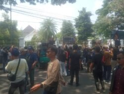 PULUHAN DEMONSTRAN BERUNJUK RASA DI DEPAN GEDUNG DEWAN CIANJUR