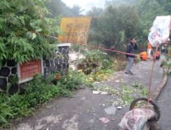 Terjadi Longsor di Badan Jembatan Cipendawa Kecamatan Pacet Cianjur