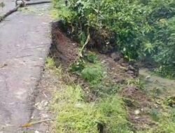 “BICARA (Benteng Cianjur Raya) Sukaresmi Tinjau Jembatan Cipendawa yang Longsor, Soroti Pemborong Pekerjaan”