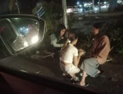 “Bocil (Bocah cilik) Terpaksa Menengadahkan tangan meminta minta di Perempatan Lampu Merah”