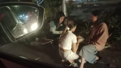 “Bocil (Bocah cilik) Terpaksa Menengadahkan tangan meminta minta di Perempatan Lampu Merah”