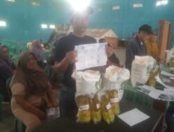 750 Keluarga di Cijedil Terima Beras & Minyak Goreng: “Bantuan Ini Sangat Membantu !”