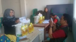 Ringankan Beban Masyarakat, Pemdes Sarampad Salurkan Bantuan Pangan Beras dan Minyak Goreng kepada 1.600 KPM