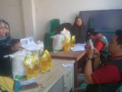 Ringankan Beban Masyarakat, Pemdes Sarampad Salurkan Bantuan Pangan Beras dan Minyak Goreng kepada 1.600 KPM