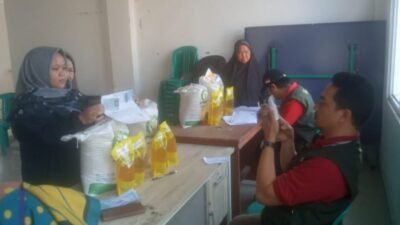 Ringankan Beban Masyarakat, Pemdes Sarampad Salurkan Bantuan Pangan Beras dan Minyak Goreng kepada 1.600 KPM